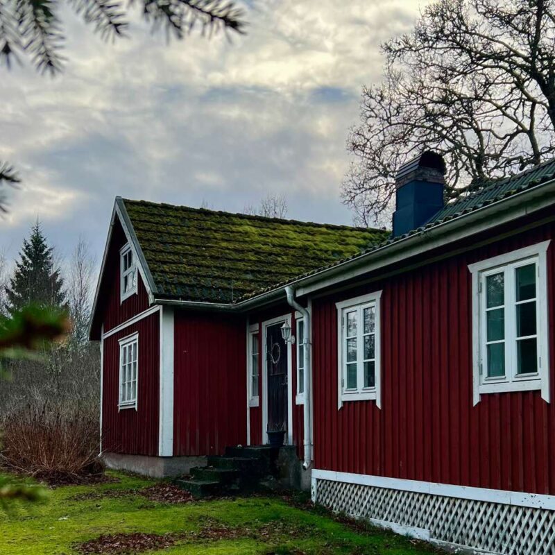 svensk idyl ødegårdsferie rødt træhus