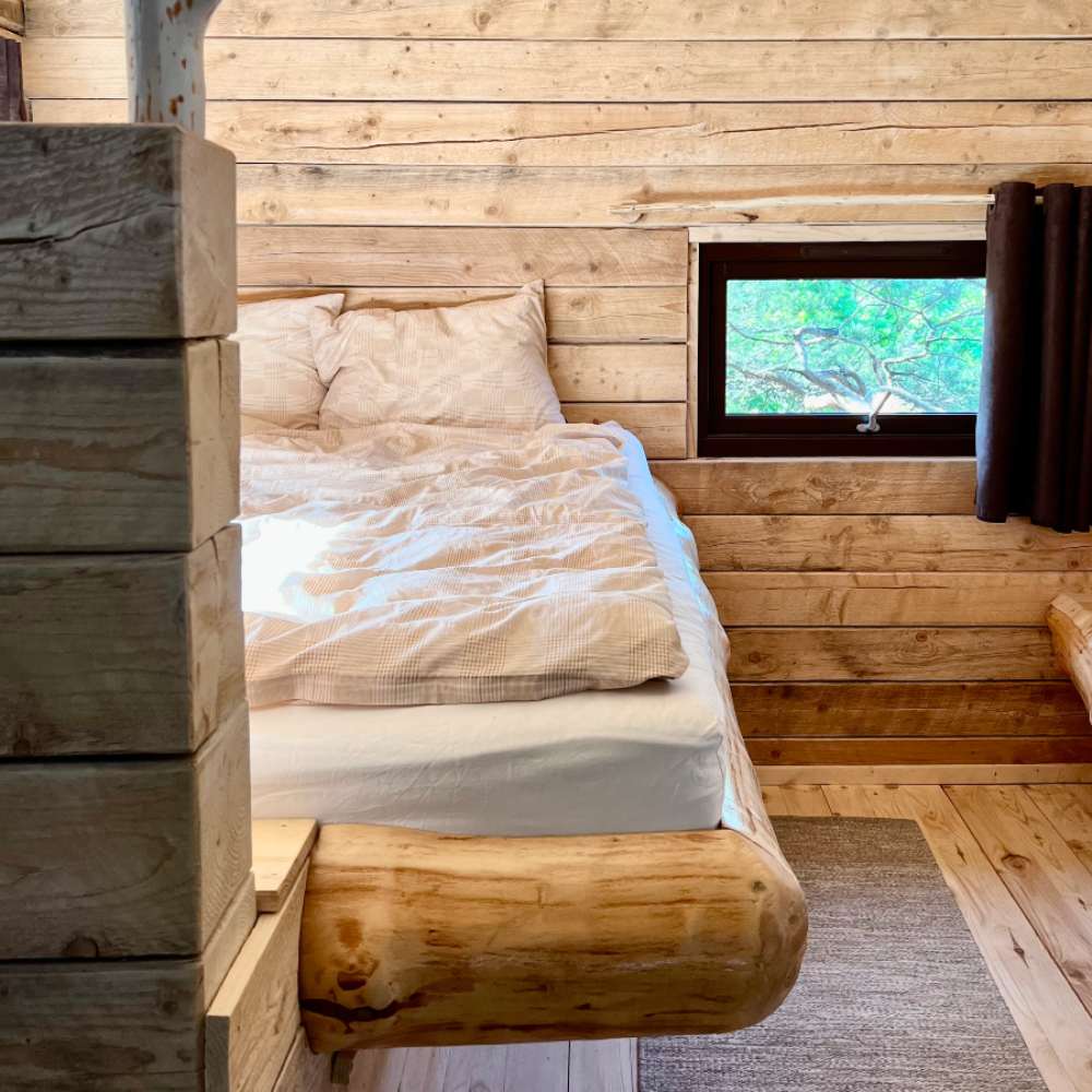 soveværelse i træhytte