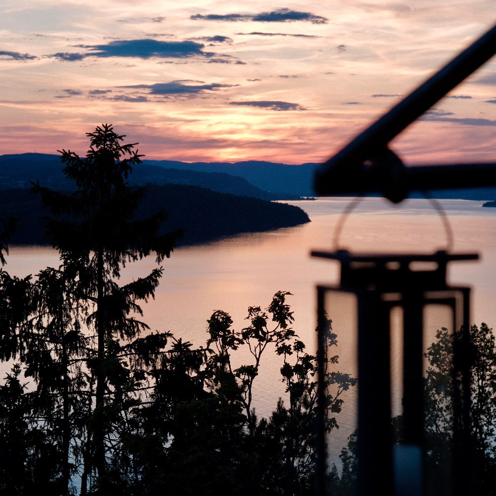 Magisk solnedgang fra trætophytte oslofjord