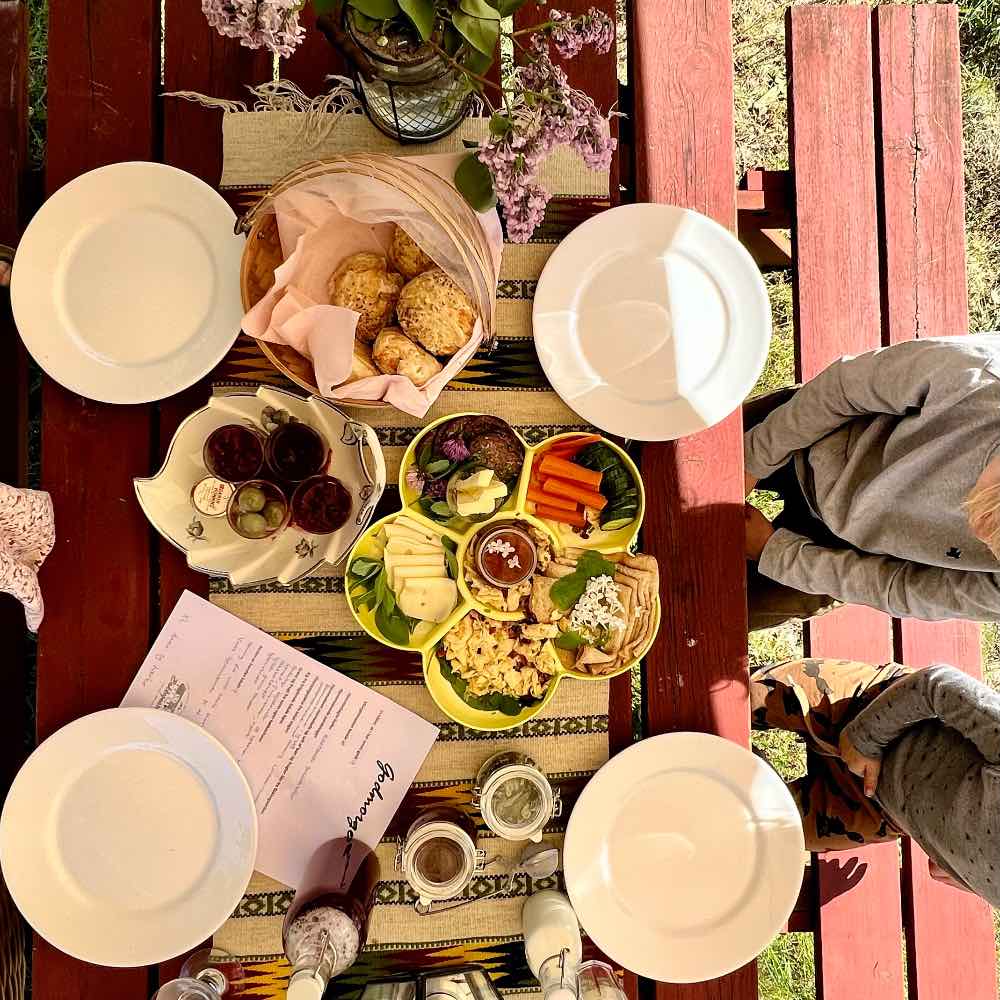 hjemmelavet morgenmad hos glamping hos bakkegaarden