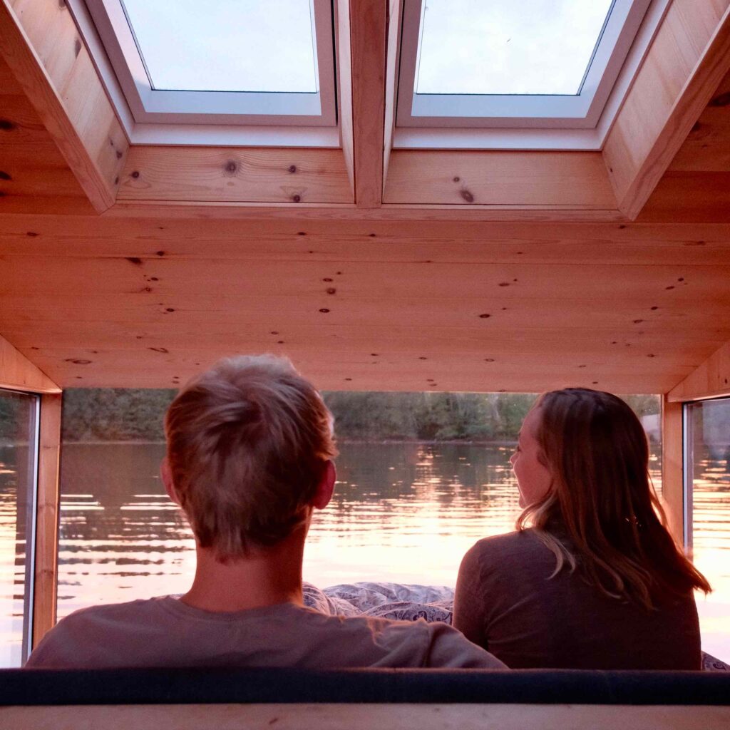 Overnat i flydende shelter I Småland I Sverige